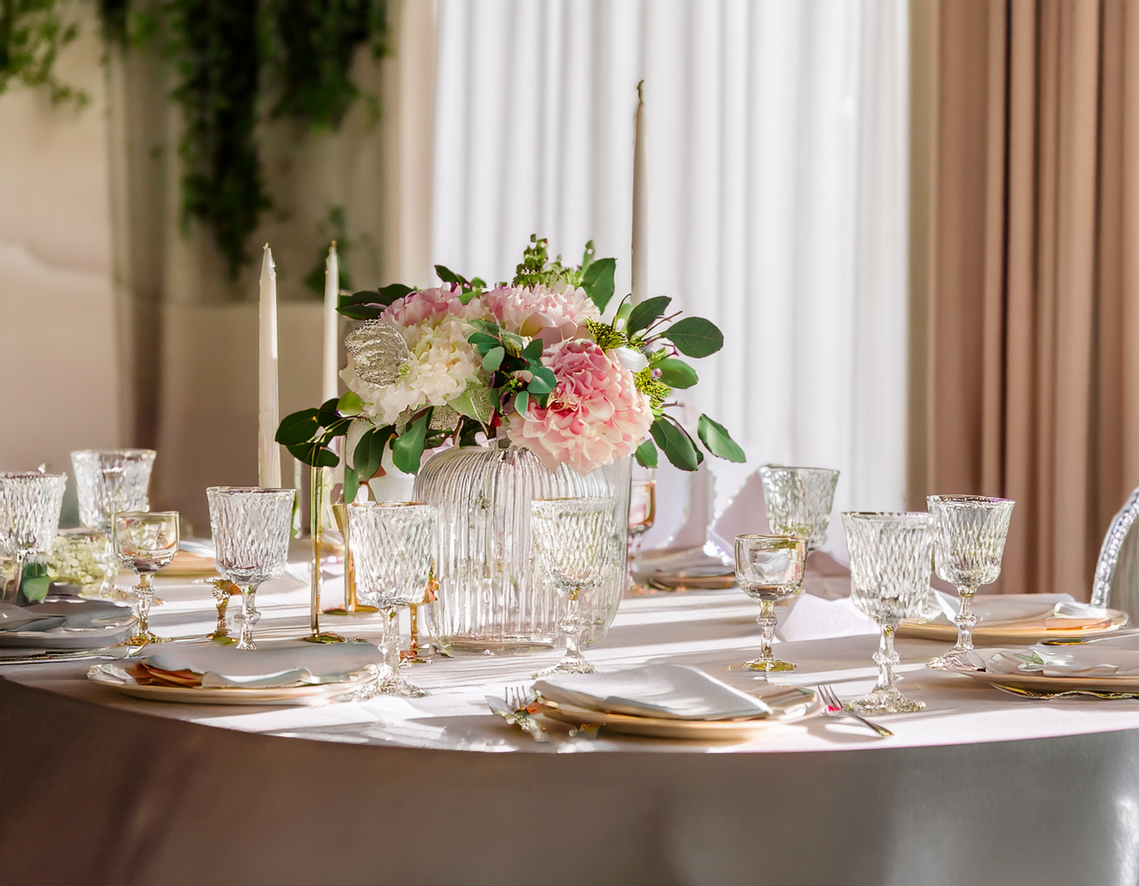 Moderne Tischdekoration mit floralen Elementen