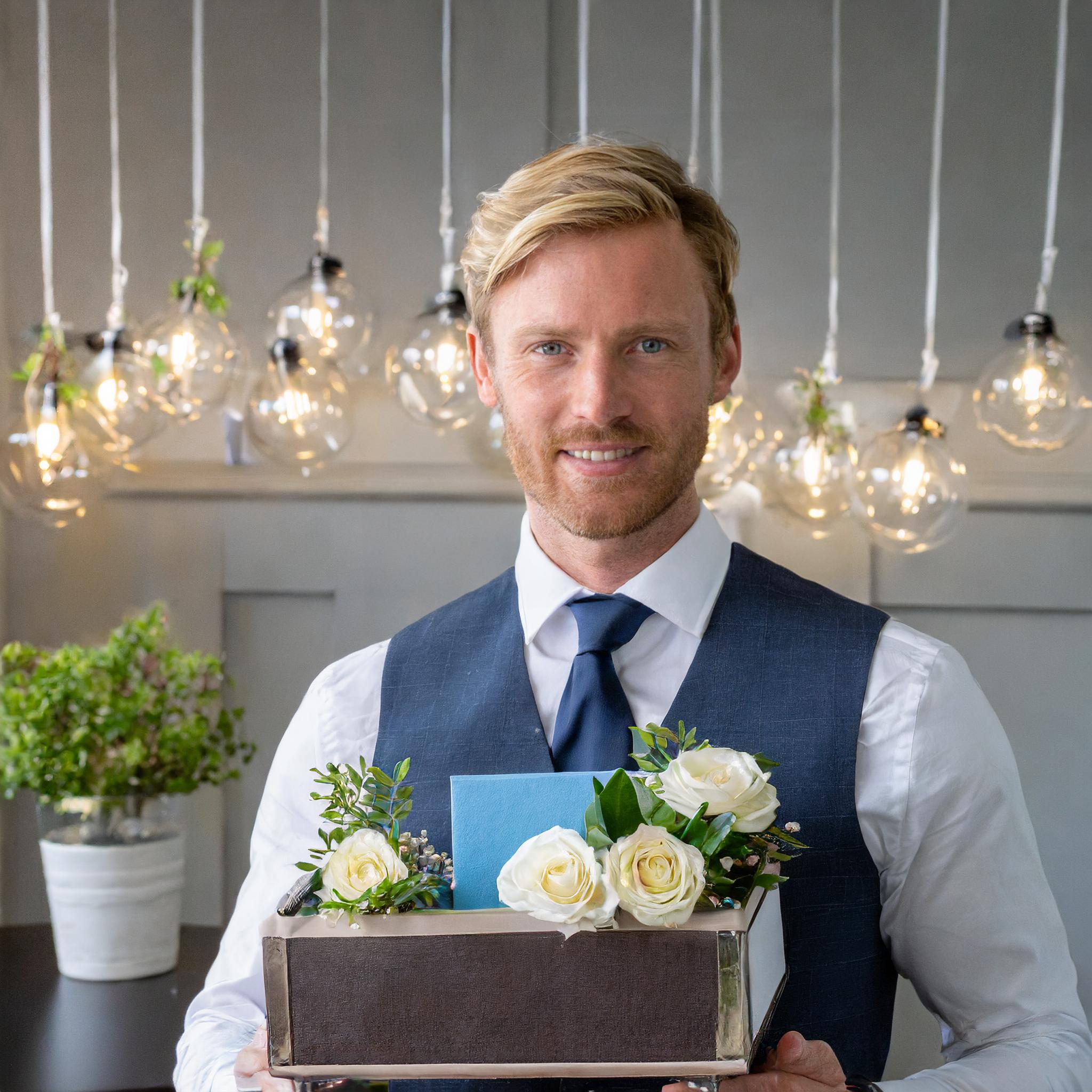 Elegantes Gesteck aus saisonalen Blumen